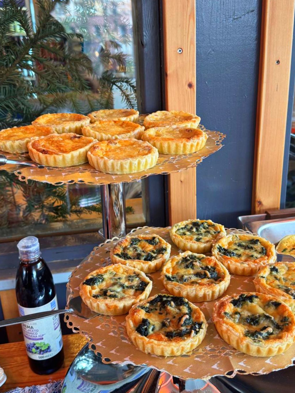 Mini-Quiches und Spinat-Käse-Tartelettes auf mehrstöckiger Etagere